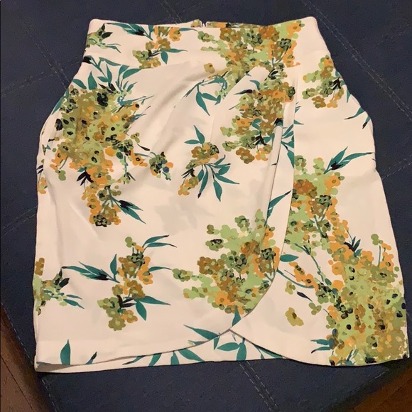 NWOT White with flower skirt - Picture 3 of 7